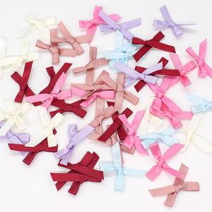 100 Pezzi/Confezione Mini Fiocchi in Tessuto, Piccoli Fiocchi per Decorazioni Artigianali, Fiocchetti in Raso per Ornamenti di Abbigliamento e Decorazioni Fai-da-Te - Product Image 2