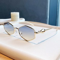 Lunettes de soleil polygonales tendance pour femme, monture en alliage, protection UV, détails diamant, pour voyage et plage, de créateur, vente en gros