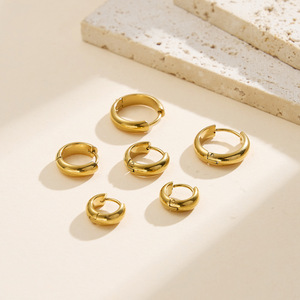 Lot de Boucles d'Oreilles Huggie Courbes Simples et Polyvalentes en Acier Inoxydable Plaqué Or 18K, Étanche, Vente en Gros - Product Image 4