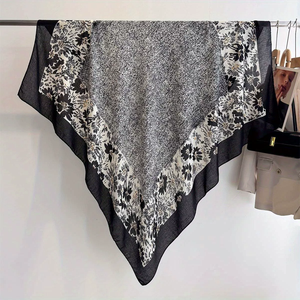 Pañuelo Cuadrado Grande con Estampado Floral de Moda, Estilo Lino y Algodón, para Mujer, Ideal para Vacaciones, Protección Solar, Playa y Viajes - Product Image 4