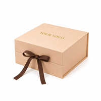 Boîte cadeau magnétique personnalisée en kraft beige avec nœud en ruban gros-grain et logo en feuille d'or, boîte rigide pliable, vente en gros d'usine OEM ODM