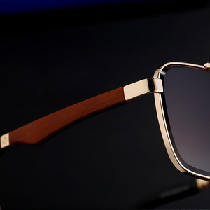 Lmamba 2A796, Gafas de Sol Modernas y Retro con Patillas de Madera, Montura Cuadrada de Metal para Hombre y Mujer, Personalizables, 2024 - Product Image 3