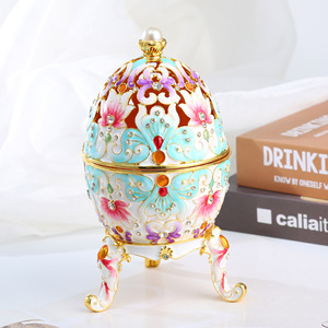 Œuf <span class=keywords><strong>Fabergé</strong></span> de <span class=keywords><strong>style</strong></span> vintage classique peint à la main avec un émail riche et des strass étincelants, boîte à bijoux - Product Image 3