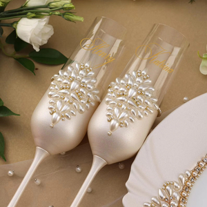 Copas de Champán Personalizadas Pintadas a Mano con Perlas, Cristales y Diamantes, Regalo de Boda o Aniversario para el Sr. y la Sra. - Product Image 1