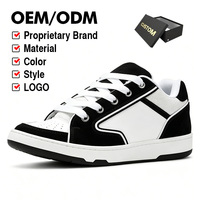 Chaussures de skate monochromes noires et blanches à fabrication contractée, avec détails de passepoil, semelle plate, antidérapantes, en maille, à enfiler, pour le business