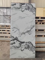 Panneau mural en PVC marbré finition mate pour l'intérieur des appartements avec garantie de plus de 5 ans et épaisseur de 2-3 mm