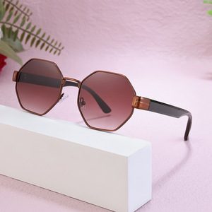Lunettes de soleil polygonales élégantes pour femmes, monture en PC, protection UV400, classe 2, couleur noire, style tendance - Product Image 1