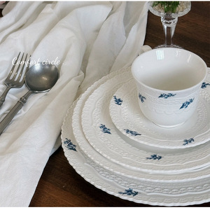 Vaisselle en <span class=keywords><strong>porcelaine</strong></span> à motif végétal en dentelle embossée <span class=keywords><strong>bleu</strong></span> <span class=keywords><strong>et</strong></span> <span class=keywords><strong>blanc</strong></span> de style vintage français, tasse à café florale, soucoupe, assiettes à dessert <span class=keywords><strong>et</strong></span> assiettes à dîner - Product Image 1