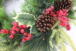 Décoration de vacances personnalisée Matériau naturel Couronne de Noël en PVC Couronne de Noël artificielle de 24 pouces - Product Image 3