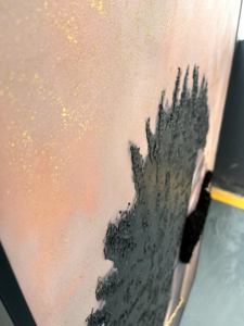 Arte Texturizado en 3D <span class=keywords><strong>de</strong></span> Retrato Masculino Afrocentrífico sobre Lienzo - Decoración <span class=keywords><strong>de</strong></span> Pared Moderna con Marco Negro y Detalles <span class=keywords><strong>de</strong></span> Cadena Dorada - Product Image 2