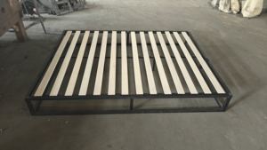 Современная регулируемая железная кровать с прочными деревянными ламелями, простая сборка, компактная платформенная кровать для спальни виллы/отеля/апартаментов - Product Image 5