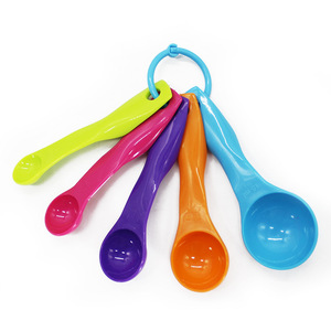 Cucharas Medidoras de Plástico Coloridas de Grado Alimenticio Profesional con Escala para Cocina, Repostería y Pastelería, Juego de 5 Piezas - Product Image 3
