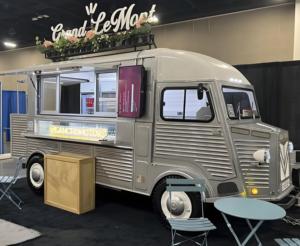 Food Truck Retrò con Carrozzeria in Alluminio Rivettato, Mobili in Noce, Resistente alla Ruggine, Chiosco Mobile per Snack e Dolciumi, Stile Auto d'Epoca - Product Image 3