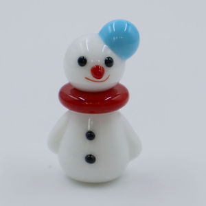 Figurine de Père Noël miniature personnalisée en verre de Murano, artisanat de Noël fait main avec style féerique - Product Image 3