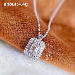 Collana con Ciondolo a Forma di Bottiglia di Profumo per Donne, Catena Minimalista per Clavicola, Gioiello Elegante per Uso Quotidiano - Product Image 5