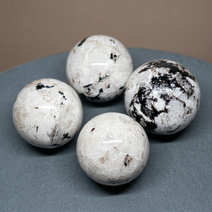 Prix d'usine – Sphères artisanales en pierre de lune arc-en-ciel naturelle polie à la main, écologiques, pour la décoration intérieure Feng Shui et les pierres de Reiki - Product Image 4