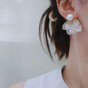 Pendientes Florales SGARIT Hechos a Mano en Oro de 14K, Diseño Italiano con Encaje Metálico, Perlas Naturales de Agua Dulce, Pendientes Colgantes con Flores en Capas - Product Image 4