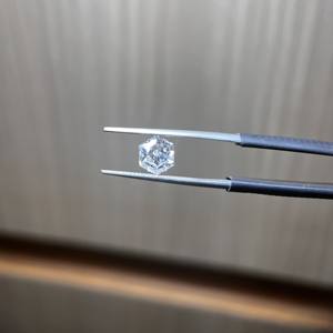 เพชรแล็บโกรนทรงหกเหลี่ยม ขนาด 1.00 5.00 กะรัต ได้รับการรับรองจาก IGI ความใส VS1 VVS1 สี E คุณภาพการเจียระไน EX  เจาะรูด้วยเลเซอร์สำหรับทำเครื่องประดับ - Product Image 3