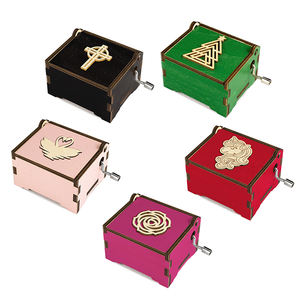 Caja Musical de Manivela con Diseño Nuevo, Cisnes Grabados Personalizados, Fotos y Notas Personalizadas, Recuerdo Artesanal al por Mayor - Product Image 1