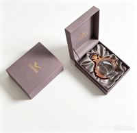 Boîte d'emballage magnétique de luxe personnalisée avec impression dorée, estampage à chaud et gaufrage UV pour cosmétiques, parfums et huiles essentielles