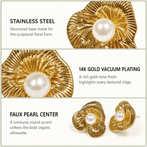 Boucles d'oreilles clous sculpturales en fausses perles pour femmes, boucles d'oreilles en acier inoxydable motif fleur organique avec placage sous vide or 14K, texture texturée - Product Image 3