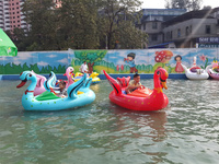 Film pneumatique gonflable Bateau tamponné Bateau en plastique PVC Terrain de jeux extérieur Eau Hôtel Fête Zoo Mer Plage Pays Location Batterie Solaire