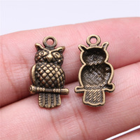 Pendentif Chouette sur Branche 21x11mm en Alliage de Zinc Argent Vieilli pour Collier Thème Forêt
