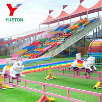 Bon marché, parc d'attractions, manèges, divertissement pour enfants, jeux de course, animaux de ferme, tortue et lapin heureux, course sur piste