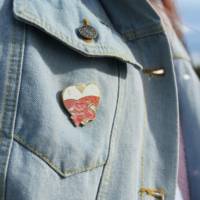 Épingles de revers en métal plaqué avec logo personnalisé, en forme de cœur, motif rose et plantes naturelles, émail souple et dur, rose, Saint-Valentin
