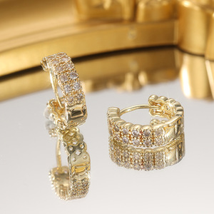 Orecchini a Cerchio Vintage Francesi in Tono Oro, Eleganti e Raffinati per Donne - Product Image 3