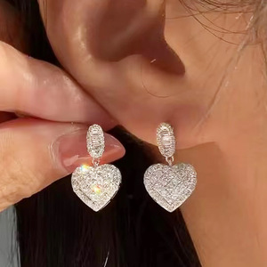 Orecchini da donna lucidi con motivo a cuore, pendenti geometrici stile principessa, regalo romantico, orecchini da festa - Product Image 2