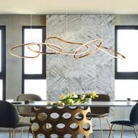 Lampe suspendue en métal irrégulière de style moderne et luxueux avec un design géométrique pour la salle à manger à domicile