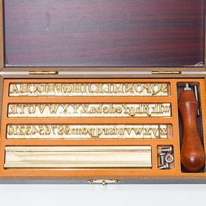 แม่พิมพ์ตัวอักษรและตัวเลขทองเหลืองแบบกำหนดเอง OEM MOQ ต่ำ โรงงานผลิตโดยตรง แม่พิมพ์ปั๊มหนังแบบกำหนดเองสำหรับตัวอักษร สัญลักษณ์ และตัวเลข - Product Image 3