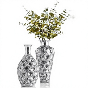 Ensemble de vases de table en aluminium, modernes, écologiques, faits à la main, finition argentée, avec motif à échelle, pour la décoration de la maison et des hôtels - Product Image 1