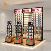 Rak pajang parfum kaca LED multi-layer dengan bingkai kayu dan logam untuk toko
