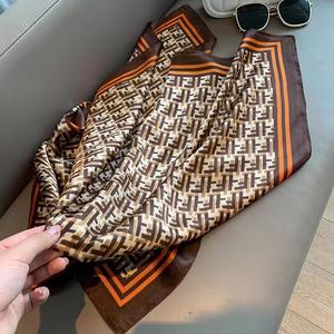 Foulard carré noir et blanc imprimé en usine pour femme, châle, écharpe pour cheveux - Product Image 5