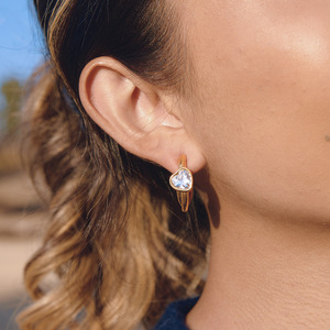 Pendientes Huggie en Forma de Corazón con Zirconia en Forma de C, Engaste de Bisel de Acero Inoxidable para Mujer, Joyería de Moda - Product Image 4