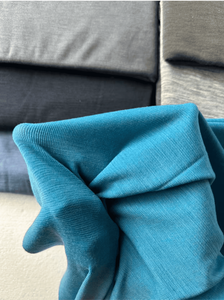 Tissu <span class=keywords><strong>jersey</strong></span> en <span class=keywords><strong>laine</strong></span> mérinos certifié OEKO, tissu mélangé tricoté, 14% <span class=keywords><strong>laine</strong></span>, 80% polyester, 6% élasthanne, 190 g/m², 18 microns, pour vêtements haut <span class=keywords><strong>de</strong></span> gamme. - Product Image 2
