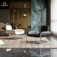 Fauteuil de loisirs vintage en cuir de style mid-century, base en métal chromé, fauteuil rembourré pour villa et hôtel, espace public
