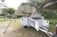 Nouvelle caravane de camping légère en fibre de verre B1 2026, personnalisable OEM&ODM, avec cuisine coulissante moderne