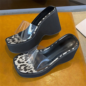 Sandales compensées léopard confortables pour femme, plateforme haute imperméable à bout ouvert, semelle intérieure épaisse en PVC et caoutchouc, idéales pour l'extérieur – Collection Été 2025 - Product Image 4