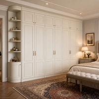 Dressing sur mesure avec armoire intégrée, du sol au plafond, avec miroir et étagères