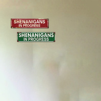 Panneau métallique vintage « Shenanigans en cours » – Décoration murale humoristique rétro pour bar, pub, cave à homme, fête