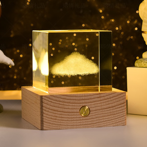 Pujiang Bán Buôn Pha Lê Giáng Sinh Quà Tặng <span class=keywords><strong>LED</strong></span> Ánh Sáng Thủy Tinh Pha Lê Cube 3D Laser Khắc Pha Lê Trống Với Cơ Sở Bằng Gỗ - Product Image 2