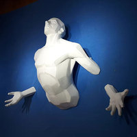Sculpture murale 3D moderne en fibre de verre à prix abordable pour la décoration intérieure, figurine homme grandeur nature en résine rouge, artisanat mural.