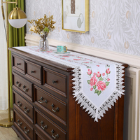 Technologie de broderie de nappe rectangulaire Drapeau de table en tissu polyester Beau motif de fleurs