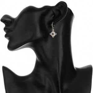 Conjunto de Joyería Vintage Chapado en Oro para Mujer con Trébol de Zirconia de Colores, Collar con Colgante y Pendientes de Gancho, Adorno de Cristal Hueco para Boda - Product Image 3
