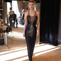 Robe longue licou ornée de strass, tendance et sexy, collection été 2026