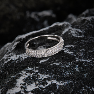 Anillo de Eternidad de Moissanita en Oro Amarillo para Mujer, Corte Brillante Redondo, Engaste Pavé, Estilo Clásico, Joyería de Boda - Product Image 4