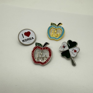 Tùy Chỉnh Hình Bạc Mạ Nút Ve Áo Pins 3D Nổi Mềm Men Cap Cán May Mắn Hoa Táo Quần Áo Hình Huy Hiệu - Product Image 5